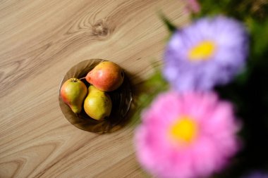 Turta, armut, masa, çiçek.