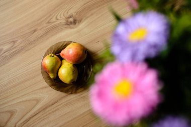 Masada çiçekler olan pasta..