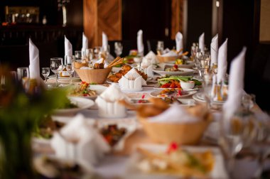 Kutlama masasında farklı salatalar servis edilir.