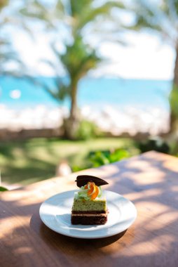 Denizin arka planında tatlı.