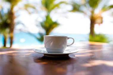 Deniz arka plan üzerinde kahve.