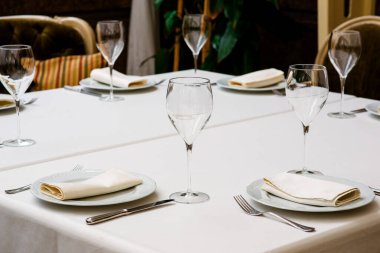 Şarap için boş bir bardakla masa ayarı.