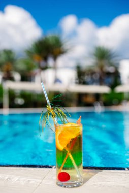 Havuzun mavisine karşı kokteyl..