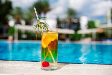 Havuzun mavisine karşı kokteyl..