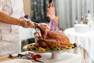 Fırında pişmiş hindi ve sebze..