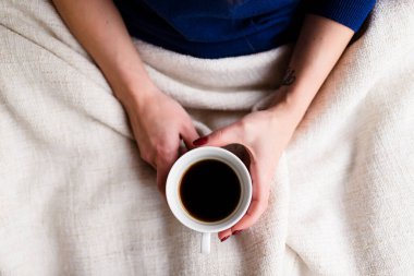 El ele bir fincan kahve, üst manzara..