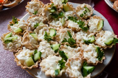 Kahvaltıda taze salatalık ve yumurta ile sağlıklı bir sandviç..