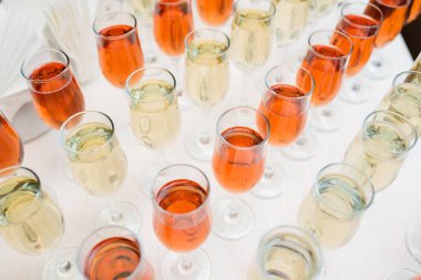 İçkiler ve kokteyller masada...