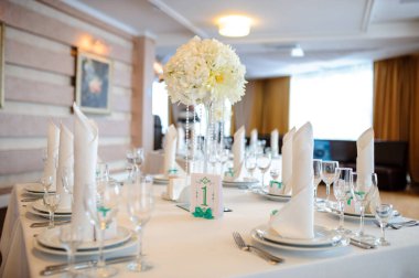 Düğün için tablonun güzel dekorasyon