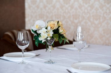 Yemek Masası ayarı çiçeklerle süslenmiş