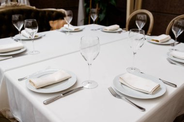 Bardaklar ve çatal bıçaklarla güzel bir sofra.