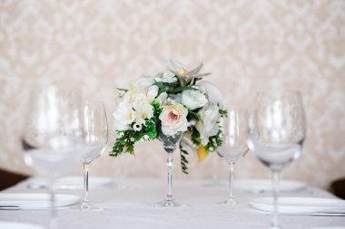 Yemek Masası ayarı çiçeklerle süslenmiş