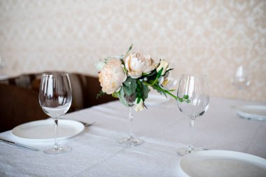 Yemek Masası ayarı çiçeklerle süslenmiş