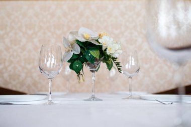 Yemek Masası ayarı çiçeklerle süslenmiş