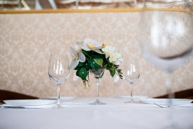 Yemek Masası ayarı çiçeklerle süslenmiş