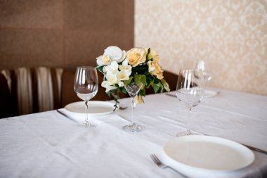 Yemek Masası ayarı çiçeklerle süslenmiş