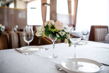 Yemek Masası ayarı çiçeklerle süslenmiş