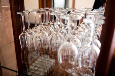 Boş şarap bardakları bileşimi