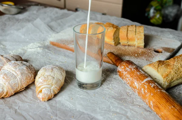 Latte Versato Bicchiere Pane Croissant — Foto Stock