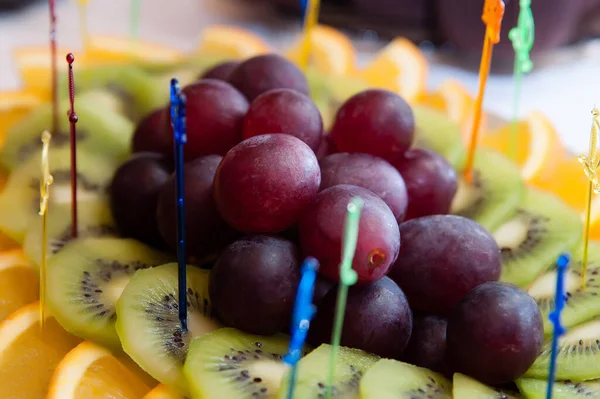 Fatias Fruto Prato Muitas Frutas Bagas Diferentes — Fotografia de Stock