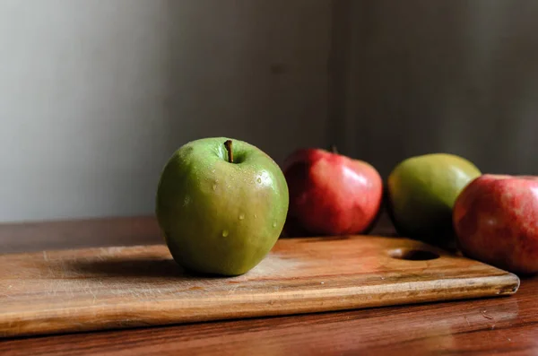 Nature Morte Des Pommes Sur Une Table — Photo