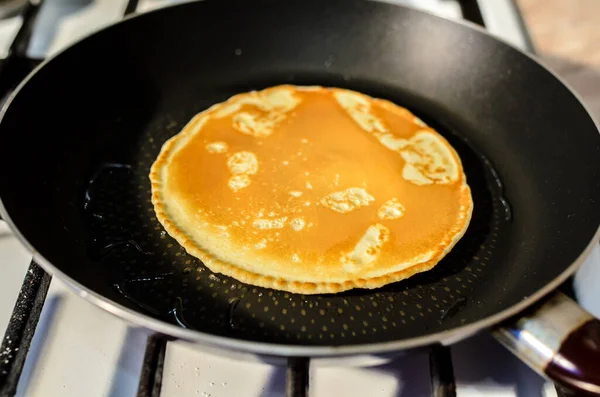 Memasak Pancake Dalam Wajan — Stok Foto