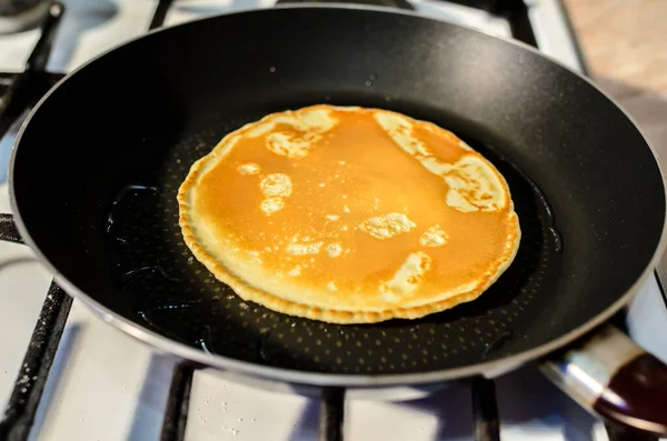 Memasak Pancake Dalam Wajan — Stok Foto