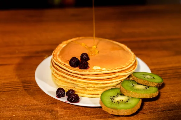 Pancake Lezat Dengan Madu Kiwi Dan Berry — Stok Foto