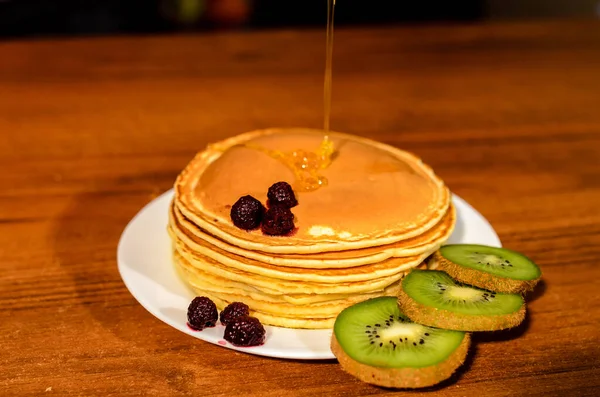 Délicieuses Crêpes Miel Kiwi Baies — Photo