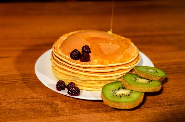 Delicious Pancakes Honey Kiwi Berries — Stock Photo, Image