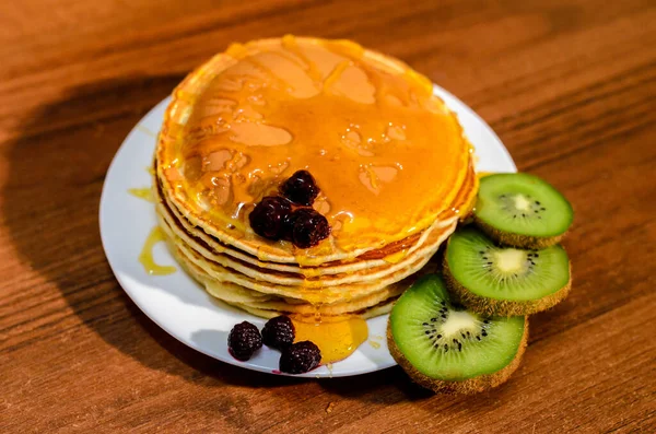 Leckere Pfannkuchen Mit Honig Kiwi Und Beeren — Stockfoto