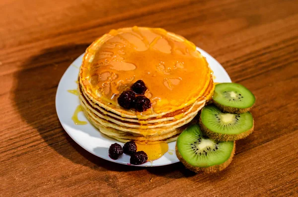 Deliciosas Panquecas Com Mel Kiwi Bagas — Fotografia de Stock