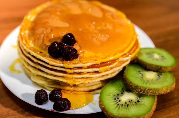 Leckere Pfannkuchen Mit Honig Kiwi Und Beeren — Stockfoto