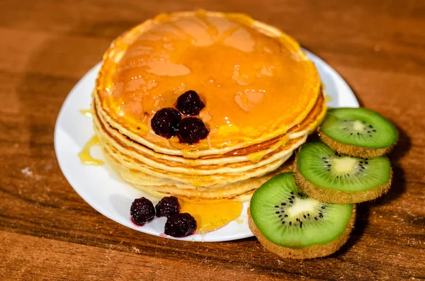 Deliciosas Panquecas Com Mel Kiwi Bagas — Fotografia de Stock