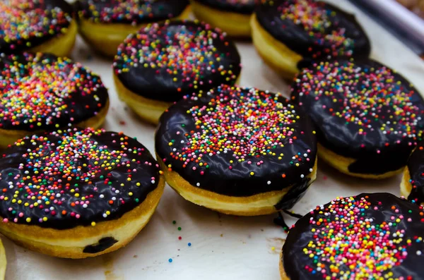 Çörek çikolata ve renkli tepesi ile