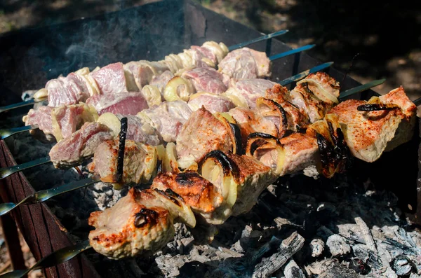 バーベキューグリルで調理された豚肉の肉チョップ 背景に火の炎 — ストック写真