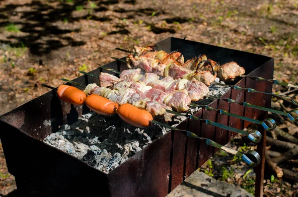 バーベキューグリルで調理された豚肉の肉チョップ 背景に火の炎 — ストック写真