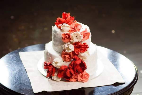 Pastel Boda Rojo Blanco Con Rosas —  Fotos de Stock