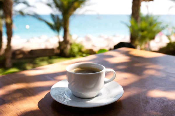 Filiżanka Kawy Tle Oceanu — Zdjęcie stockowe