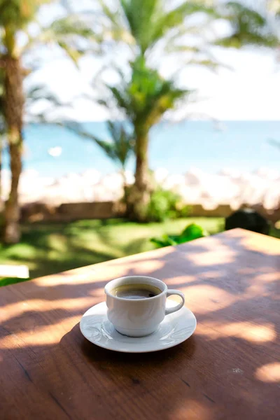 Okyanusun Arka Planında Bir Fincan Kahve — Stok fotoğraf