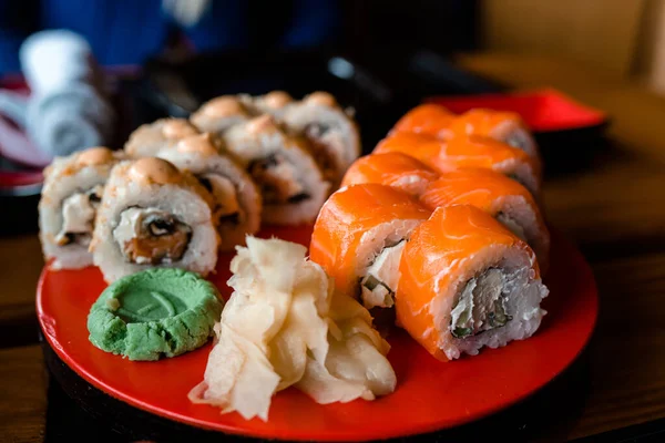 Kırmızı tabakta lezzetli suşi ve wasabi.
