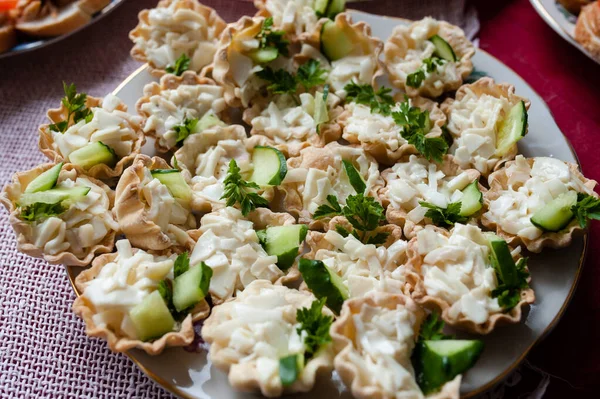 Kahvaltıda taze salatalık ve yumurta ile sağlıklı bir sandviç..