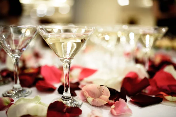 Gül yapraklarının üzerinde duran güzel kokteyller..