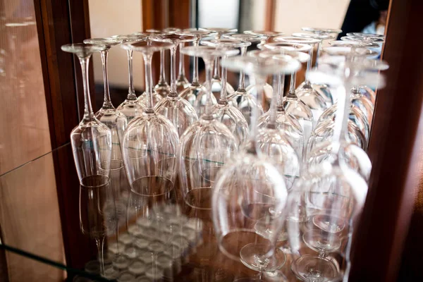 Boş şarap bardakları bileşimi