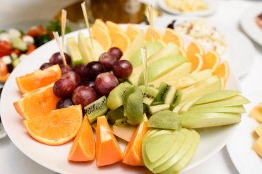 Bir tabak peynir, bal ve fındık