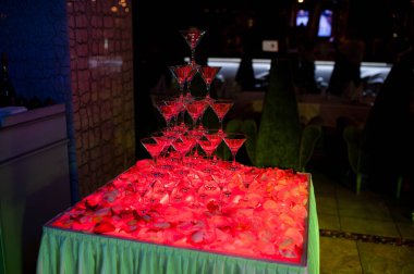 Şenlikli bir etkinlikte şampanya kadehi piramidi..