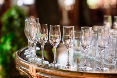 Şarap ve şampanya için bardak düzenleme.