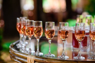 Şarap ve şampanya için bardak düzenleme.