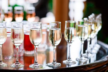 Şarap ve şampanya için bardak düzenleme.