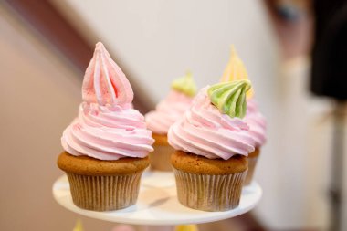 Tatlı, çok renkli, kremalı kek..